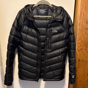 L.L. Bean Men's Ultralight 850 Down Hooded Jacket